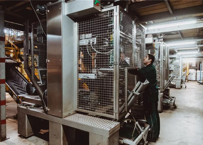 Maschinen- und Anlagenführer/in (m/w/d) Maschinen- und Anlagenführer/in (m/w/d)